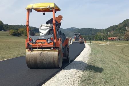Občina obnovila 700 metrov dotrajane ceste v Temenici 5